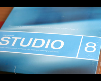 photo inutile donc indispensable de la boite de adobe macromedia studio 8