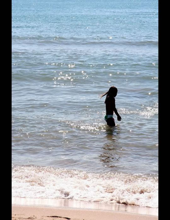 petite fille dans l'eau de sitges