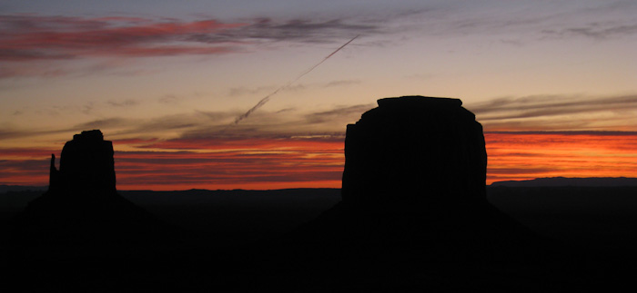 lueurs de l'aube sur monument valley (utah)