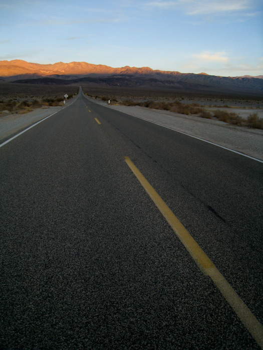 coucher de soleil sur la route deserte de death valley