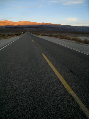 route desert traversant death valley