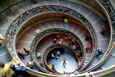 escalier aux musei vaticani de rome
