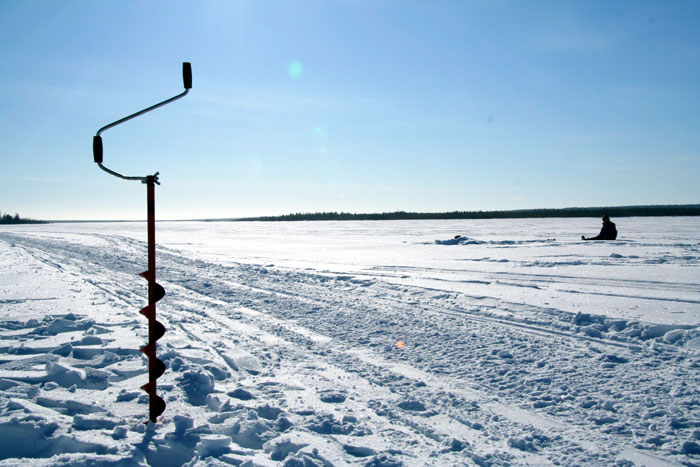 pêche sur glace en laponie